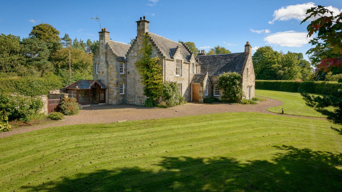 Winton Cottage with Large enclosed garden